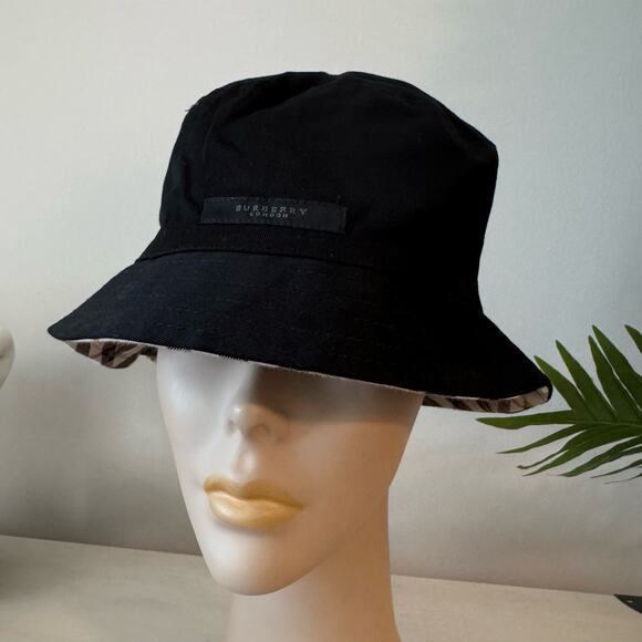 Auth reversible Burberry London bucket hat with storage pouch unisex. - Picture 2 of 7